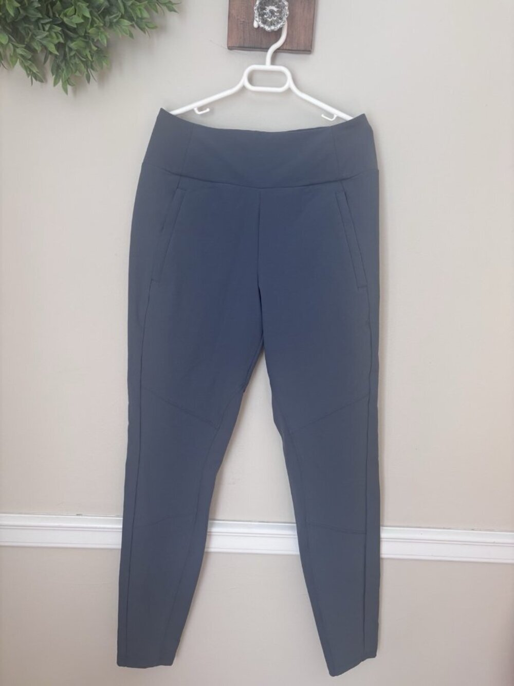 Athleta Size 8 Headlands Hybrid Trek Tight Gray Pull On Leggings Pants